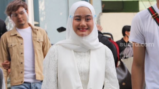 Mimpi Jatuh dari Pesawat, Dinda Hauw Putuskan Hijrah dan Berhijab