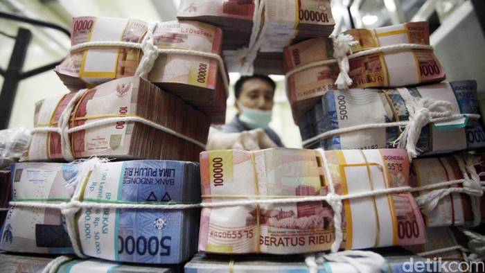 Petugas Cash Center BNI menyusun tumpukan uang rupiah untuk didistribusikan ke berbagai bank di seluruh Indonesia dalam memenuhi kebutuhan uang tunai jelang Natal dan Tahun Baru. Kepala Kantor perwakilan Bank Indonesia (BI) Provinsi Papua mengungkapkan jumlah transaksi penarikan uang tunai sudah mulai meningkat dibanding bulan sebelumnya yang bisa mencapai penarikan sekitar Rp1 triliun. Sedangkan untuk Natal dan tahun baru ini secara khusus mereka menyiapkan Rp3 triliun walaupun sempat diprediksi kebutuhannya menyentuh sekitar Rp3,5 triliun. (FOTO: Rachman Haryanto/detikcom)