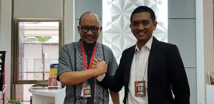 Ketua WP KPK, Yudi Purnomo (kanan) bersama penyidik senior Novel Baswedan (kiri). (dok JawaPos.com)