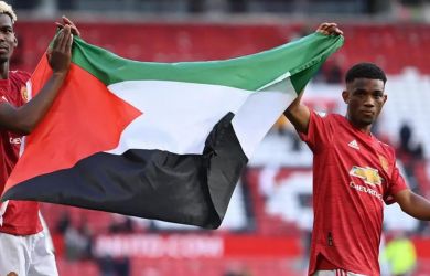 Keliling Lapangan, Paul Pogba dan Amad Diallo Kibarkan Bendera Palestina, Fans Tepuk Tangan