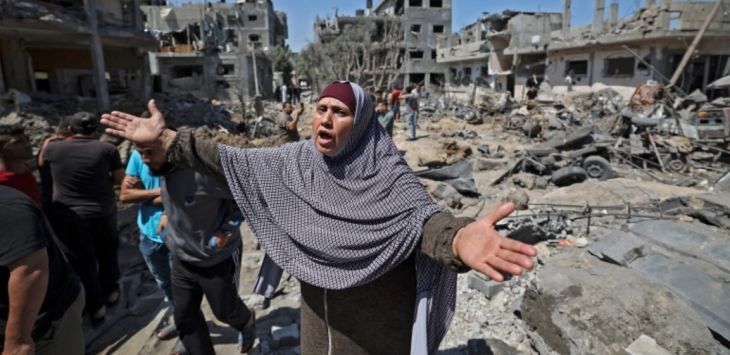 Warga Palestina di Jalur Gaza meratapi rumah dan bangunan yang hancur karena serangan masif Israel. Foto Al Jazeera