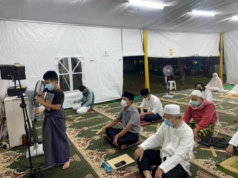 Muhammad Rafi Qadafi, (11 tahun), menjadi imam shalat subuh di Majid 