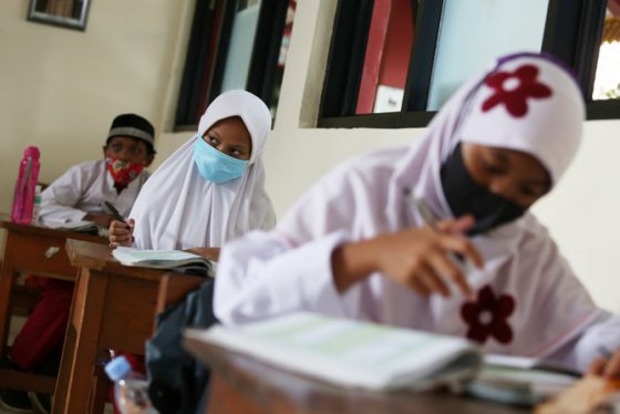 Daripada Mikirin Seragam Sekolah, Pemerintah Dinilai Lebih Baik Lakukan Ini...