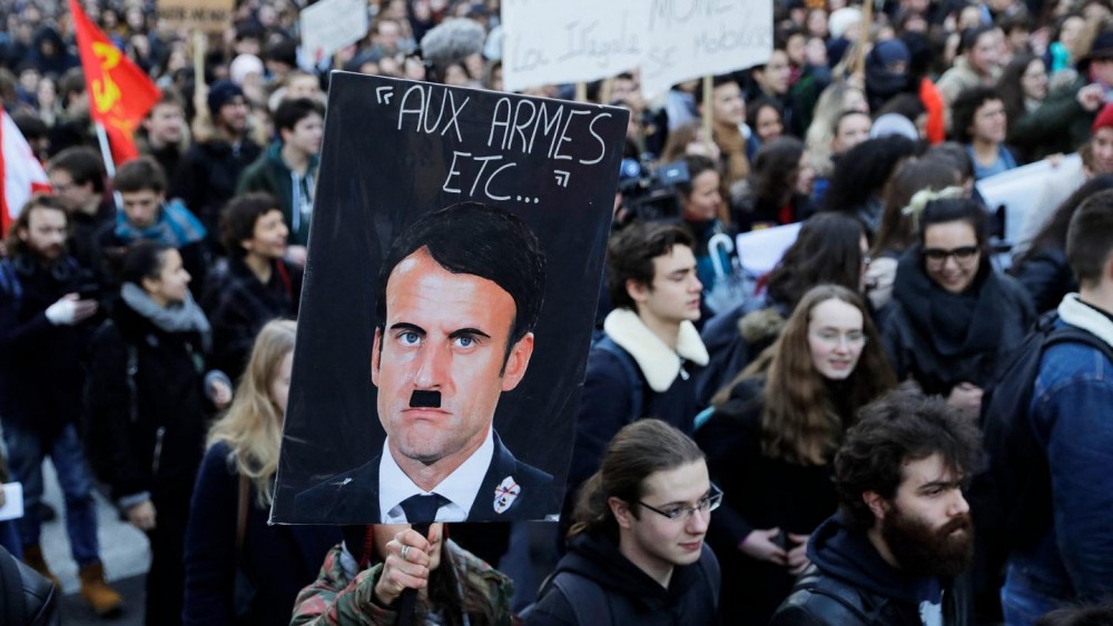 'Sakitnya' Macron: Bela Kartun Nabi Muhammad, tapi Marah Dikartunkan sebagai Hitler