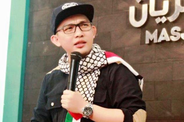 Aktris Yahudi Justru Kutuk Israel, Ustaz Hilmi Sindir Buzzer Pro-Zionis: Masih Ada Saja yang Berani...