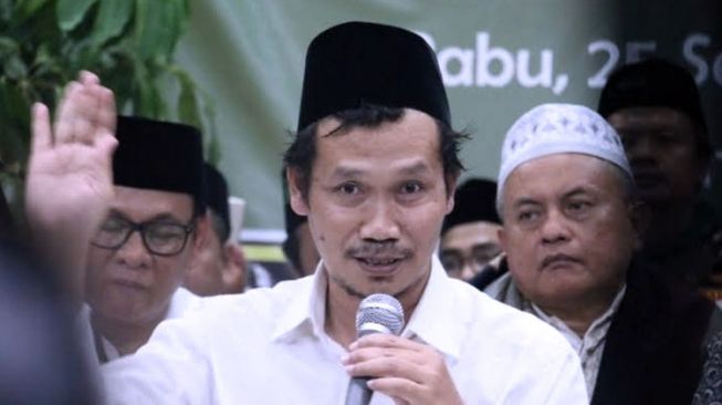 Reaksi Tak Terduga Gus Baha Disebut Kiai Kampung oleh Deddy Corbuzier