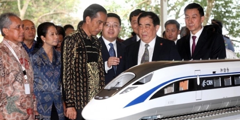 Malaysia Lebih Pilih Proyek Kereta Cepatnya Mangkrak daripada Ganggu APBN, Dokter Tifa Beri Sindiran Begini