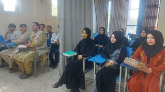 Mahasiswa/i Afghanistan Masuk Kampus, Begini Suasana Ruang Perkuliahan...