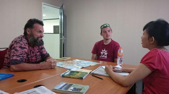 Dua Pelancong Rusia Keliling Dunia Tidur Di Masjid Akhirnya Jadi Mualaf. Anton dan Alexey kunjungi kantor redaksi Tribun Jateng di Kota Semarang, Rabu 8 April 2015, sore.