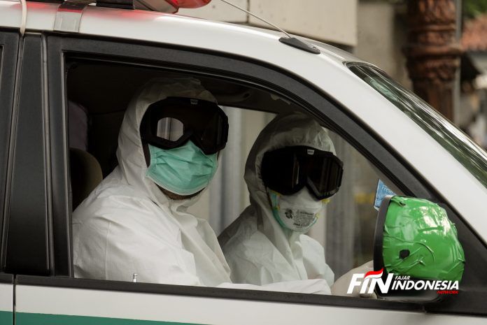 Pengambilan Swab Test Sampel Spesimen