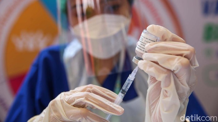 Para pekerja dan warga mengantre vaksin Covid-19 di One Bell Park Mall, Jakarta, Sabtu (4/9/2021). Vaksinasi yang terus dilakukan pemerintah untuk mempercepat pembentukan herd immunity di Indonesia.