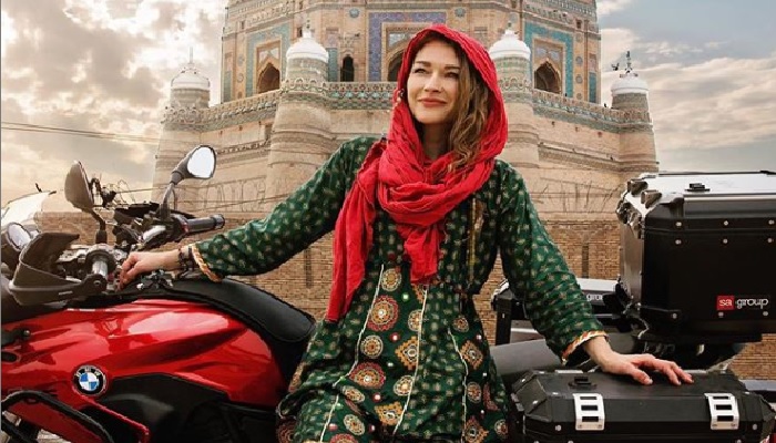 Usai Jelajahi Dunia Islam, Bikers Cantik Ini Bersyahadat