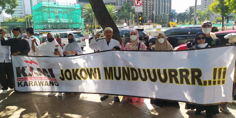 Di Jalan MH. Thamrin, KAMI Karawang Bentangkan Spanduk “JOKOWI MUNDUUURRR..!!!”