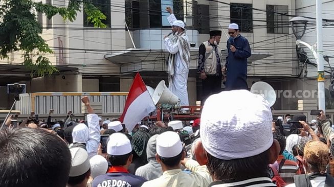 Bertahan di Tanah Abang, Massa Reuni 212 Dengarkan Seruan Habib Rizieq, Begini Isinya!