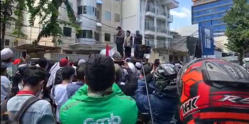 Slamet Maarif Pimpin Massa 212 Bubarkan Diri dari Kawasan Wahid Hasyim
