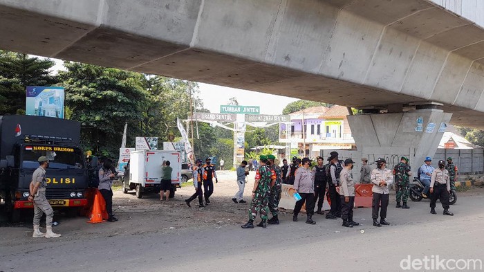 Petugas Sekat Akses Menuju Masjid Az Zikra Bogor