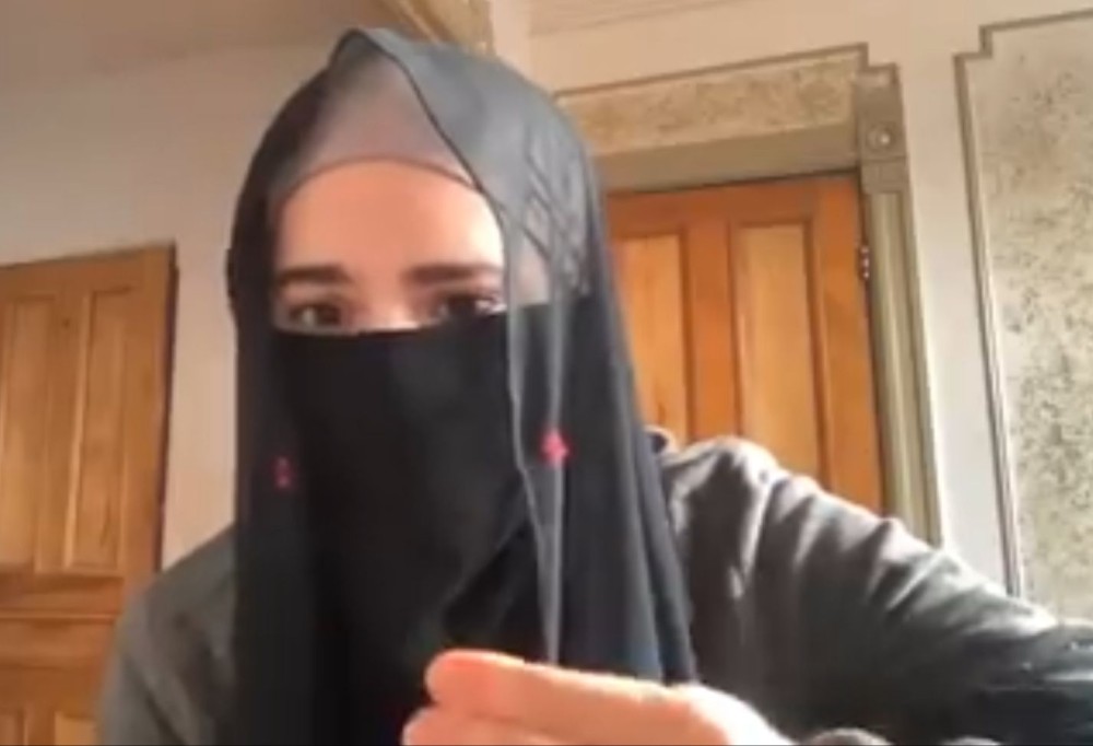 Wanita Yahudi Mualaf, Dari Pertanyaan Mengenai Sujud dan Lepas Alas Kaki