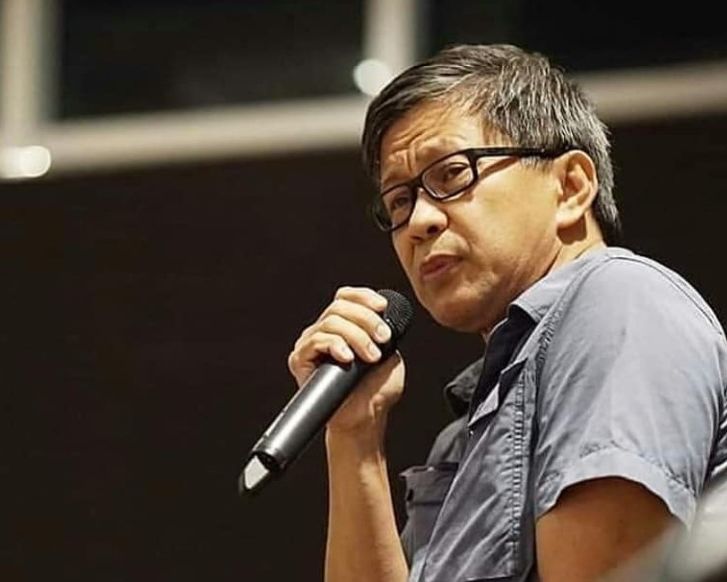 Rocky Gerung tertawa karena dia dibandingkan dengan Ade Armando oleh Guntur Romli karena sering mengungkapkan opini politiknya di sosial media dan YouTube (Foto: Instagram @rockygerung.ofc)