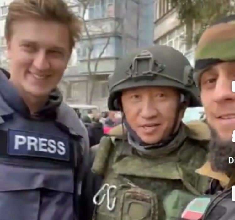 Tentara Chechnya bersama junalis asal China (Foto: Istimewa)