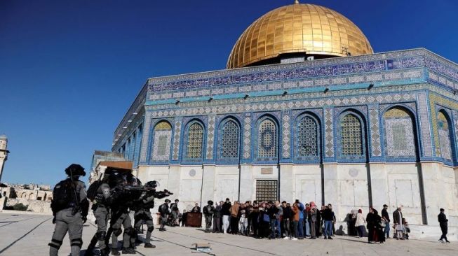Israel Berulah Lagi, Kini Pasang Besi Penghalang di Gerbang Masuk Masjid Al Aqsa