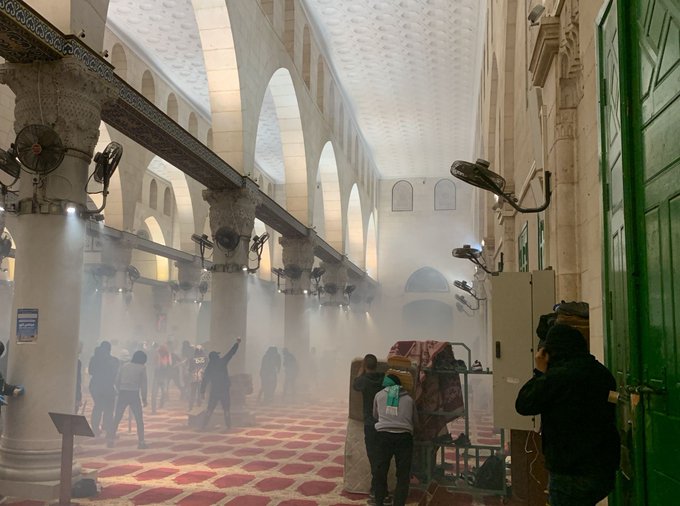 BREAKING NEWS: Bentrok Pecah saat Pasukan Israel Menyerang Halaman Masjid Al-Aqsa