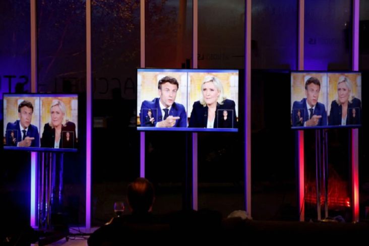 Macron Mendebat Le Pen soal Larangan Jilbab: Bisa Picu Perang Saudara!
