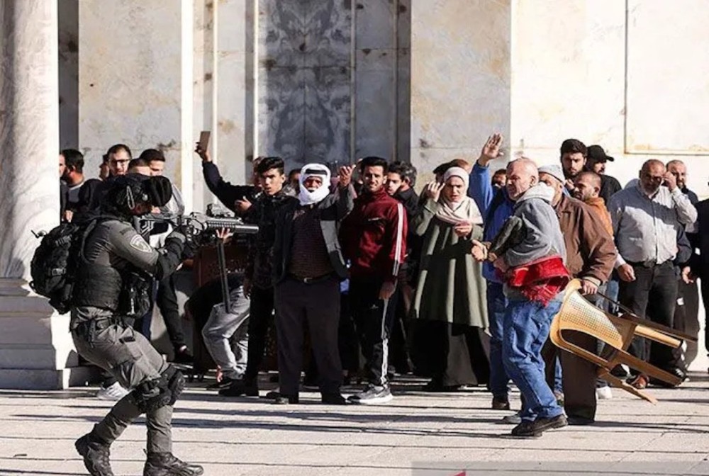Polisi Israel Merangsek ke Al-Aqsa, 31 Warga Palestina Terluka - GenPI.co