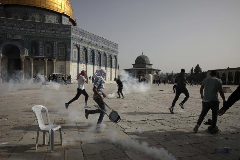 Pemukim Israel Kembali Geruduk Masjid Al Aqsa. Foto: Polisi Israel menyerang jamaah masjid Al Aqsa