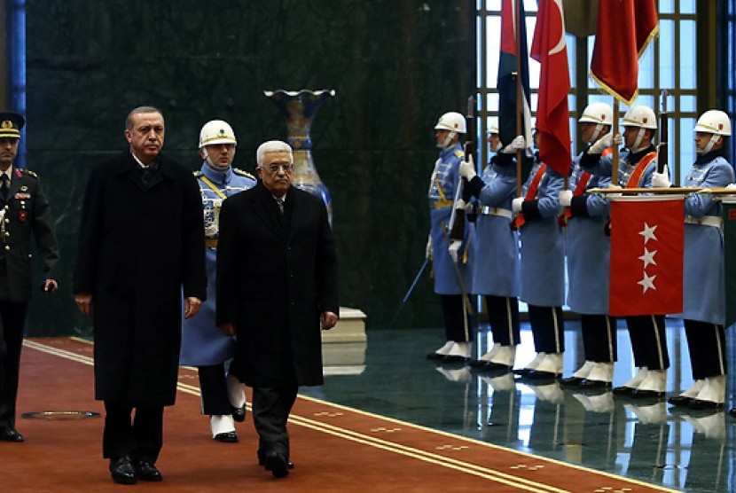  Erdogan Ambil Sikap atas Penyerangan Masjid Al Aqsa Oleh Israel. Foto:  Presiden Turki Recep Tayyip Erdogan dan Presiden Palestina Mahmoud Abbas.