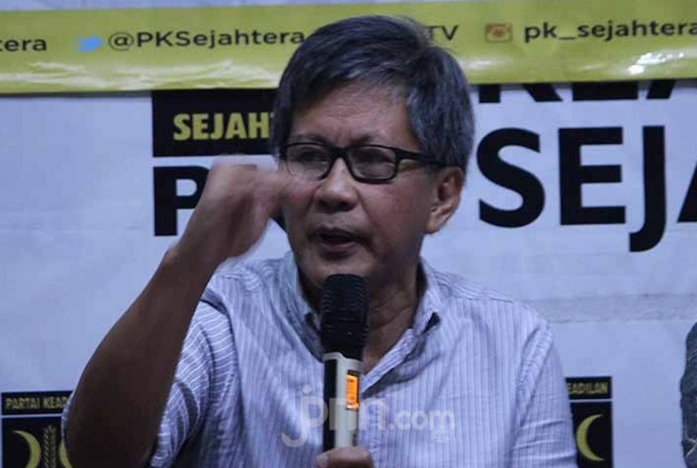 Rocky Gerung Sebut Cokro TV Islamofobia, Ade Armando Buzzer - GenPI.co