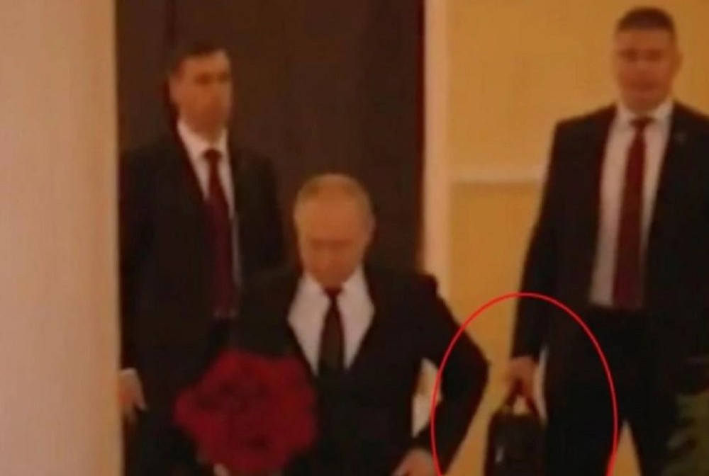 Vladimir Putin Bawa Koper Rahasia, Isinya Bisa Bikin Kiamat - GenPI.co