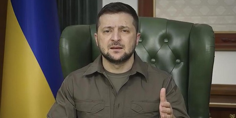 Jumlah Tentara Kian Turun, Zelensky Kini Wajibkan Pria Berusia 25 Tahun Ikut Perang