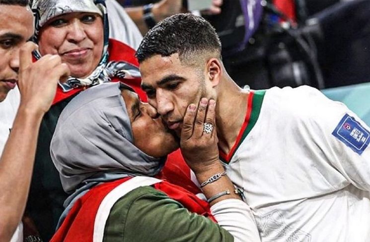 Potret Manis Pemain Maroko Rayakan Kemenangan Bareng Keluarga (Instagram/@achrafhakimi)
