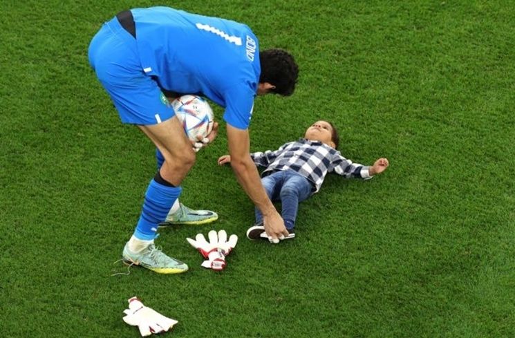 Potret Manis Pemain Maroko Rayakan Kemenangan Bareng Keluarga (Twitter/@TSN_Sports)