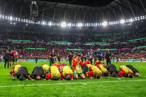 Bikin Pendukung Muslim Terharu, Aksi Sujud Syukur Pemain Maroko Viral