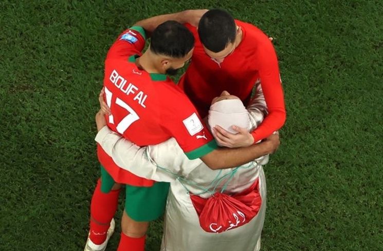 Potret Manis Pemain Maroko Rayakan Kemenangan Bareng Keluarga (Twitter/@TSN_Sports)