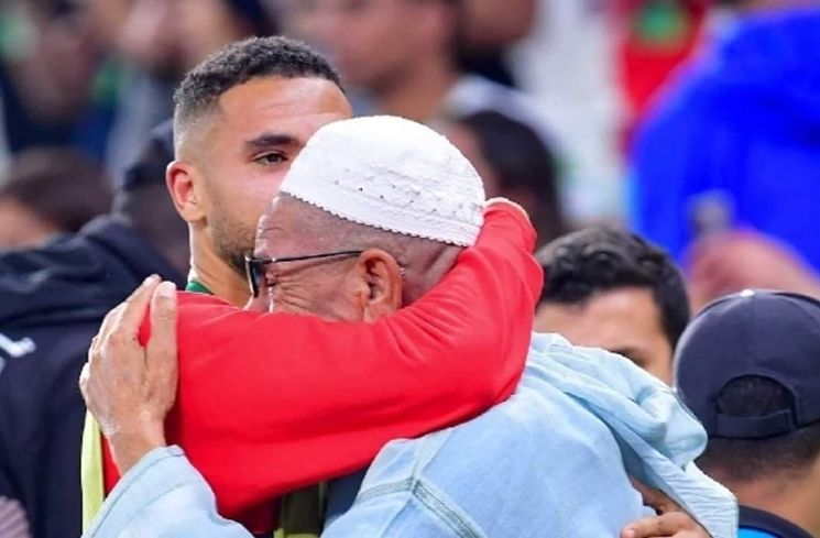 Potret Manis Pemain Maroko Rayakan Kemenangan Bareng Keluarga (Twitter/@BillyDib)