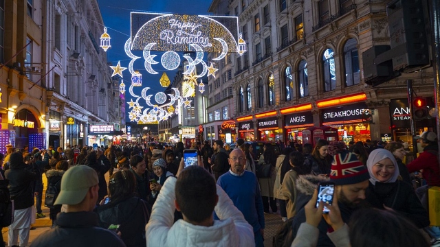 MasyaAllah! Pertama dalam Sejarah, London Sambut Bulan Ramadhan dengan Dekorasi Lampu Bulan Sabit