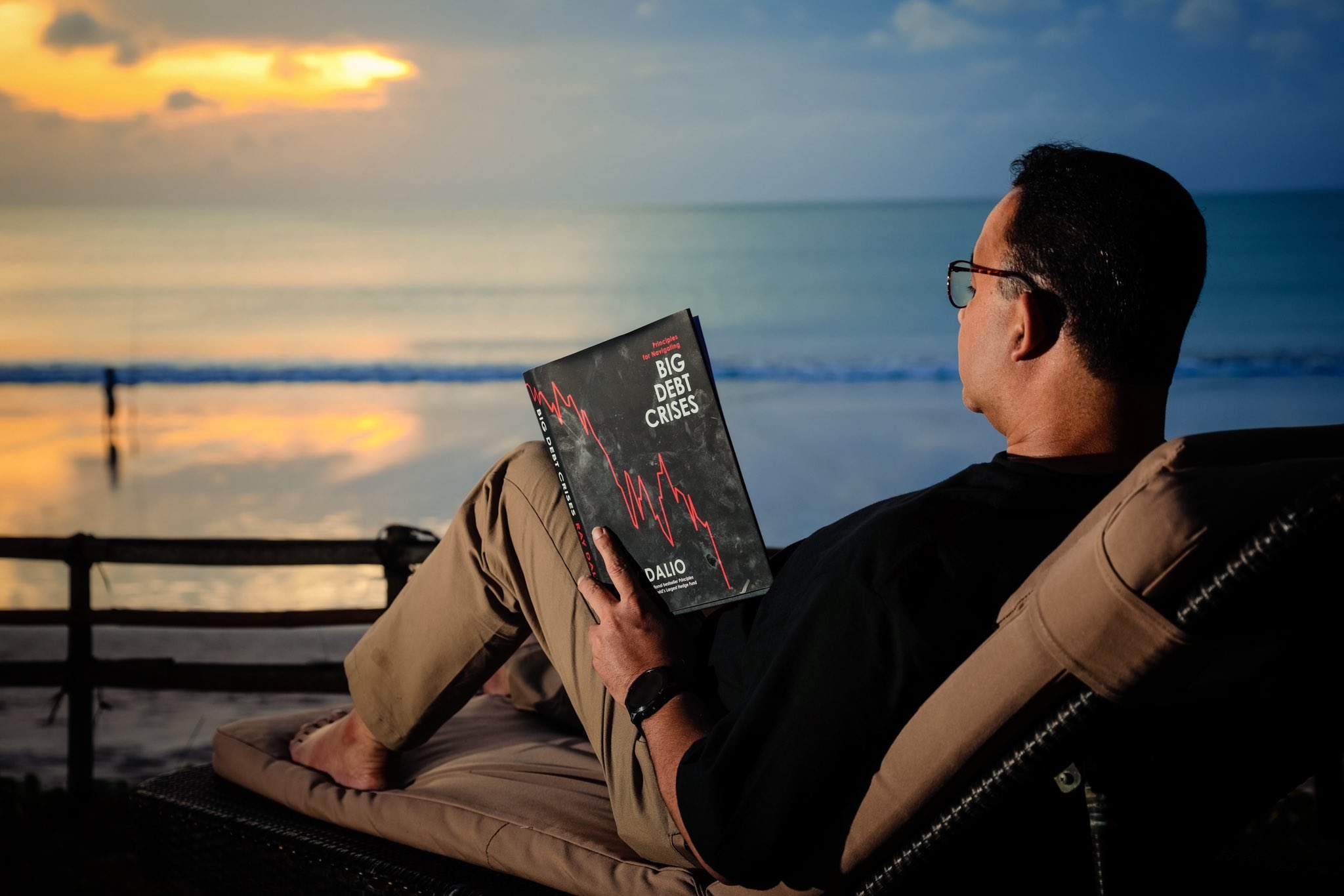 Anies Baswedan Unggah Foto Sedang Baca Buka di Pantai, Netizen Ribut Sebut Anies Sindir Jokowi