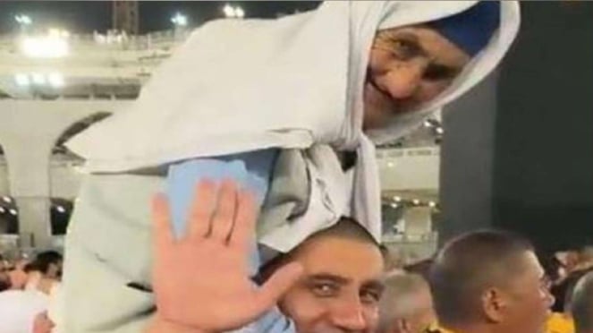 Anak Gendong Ibu Jalani Ibadah di Mekah