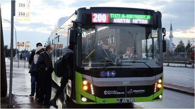 Kisah Supir Bus Turki yang Setiap Ramadhan Bagikan Takjil Gratis Kepada Penumpangnya