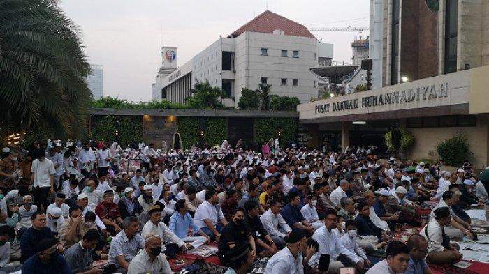 Ribuan Warga Muhammadiyah Khusyuk Jalani Salat Id di Lapangan Parkir PP  Muhammadiyah Menteng - Tribunnewsdepok.com