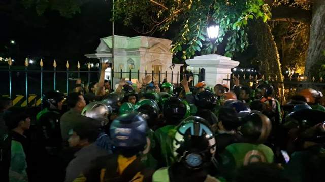 Pembagian Paket Sembako Presiden Jokowi di Bogor Berlangsung Ricuh