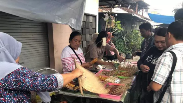 Selama Bulan Puasa, Pedagang Sate Susu Ini Untung Banyak, Sehari Bisa Ratusan Ribu