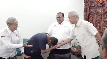 Momen Said Iqbal Membungkuk 90 Derajat Cium Tangan Ganjar Pranowo, Tidak  Sesuai Idealisme Kaum Buruh?