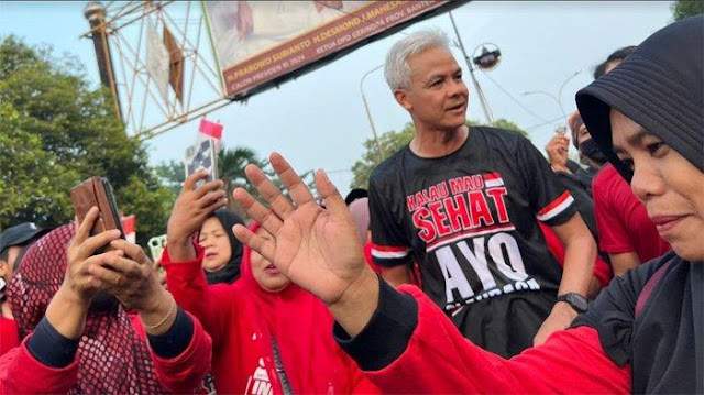 Lari Pagi di Banten, Ganjar Sentil Anies Lewat Kaus ‘Kalau Mau Sehat Ayo Olahraga’
