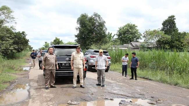 Jalanan di Lampung Selatan Rusak Parah Jelang Kedatangan Jokowi