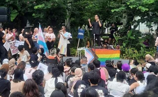 Viral! Bendera LGBT Berkibar di Monas, Satpol PP Kecolongan