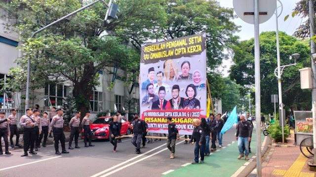 Massa Buruh Bawa Spanduk Raksasa Gambar Wajah Jokowi, Puan, hingga Luhut: Pesanan Oligarki