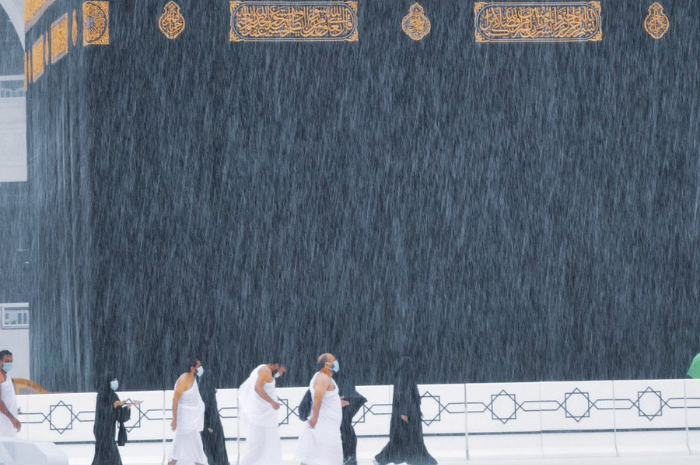 Tawaf Masih Berlanjut, Semangat Kaum Muslimin Tetap Membara Meski Hujan Deras dan Angin Melanda Masjidil Haram | Koran Mandala